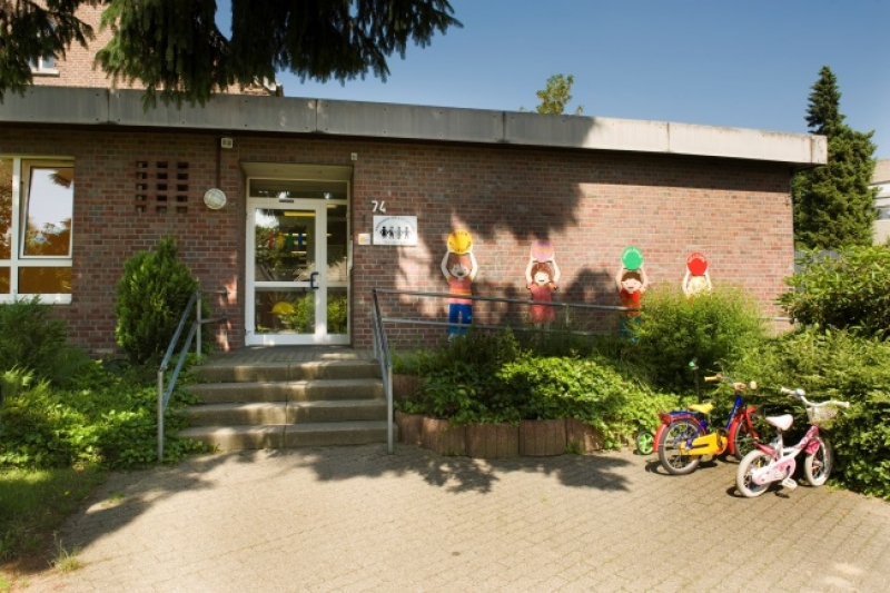 „Eingangsbereich“ :
Auf diesem Foto sehen Sie den Haupteingang des Kindergartens. Dieser ist über einige Sufen oder über eine Rampe auf der rechten Seite zu erreichen.